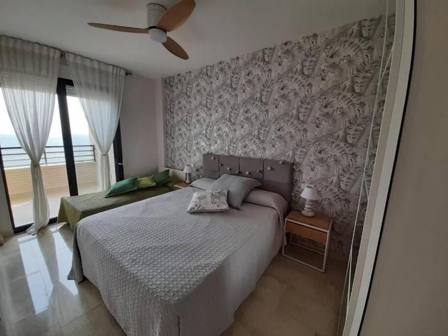 Appartement Top-floor Beachfront With Parking, Pool, & Spacious Sea-view Balcony *