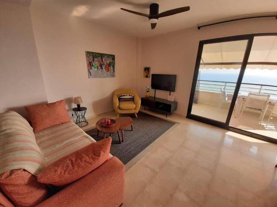 Top-floor Beachfront With Parking, Pool, & Spacious Sea-view Balcony Appartement