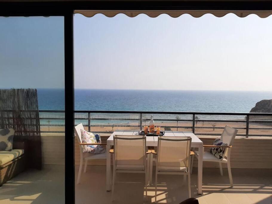 Top-floor Beachfront With Parking, Pool, & Spacious Sea-view Balcony Appartamento *
