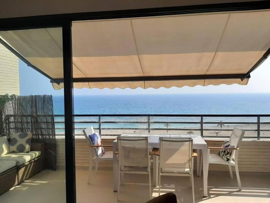 Appartamento Top-floor Beachfront With Parking, Pool, & Spacious Sea-view Balcony *